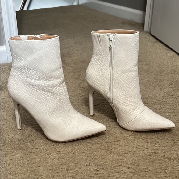 Pointed toe stiletto white snakeskin booties - Picture 2 of 4